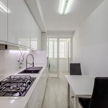 Spacious 3-bedroom Near Airport Διαμέρισμα *