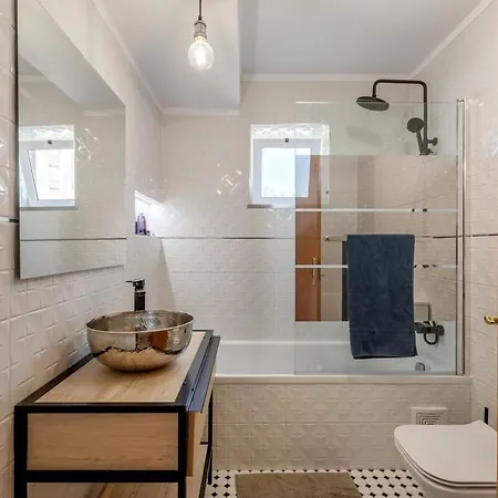 Spacious 3-bedroom Near Airport Διαμέρισμα *