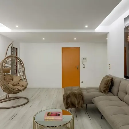 Διαμέρισμα Spacious 3-bedroom Near Airport *