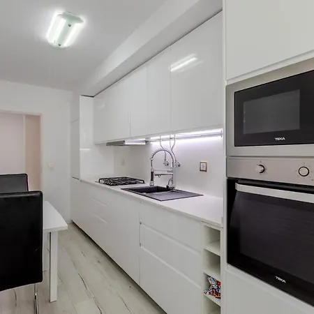 Spacious 3-bedroom Near Airport Διαμέρισμα