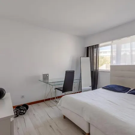 Apartment Spacious 3-bedroom Near Airport Lissabon