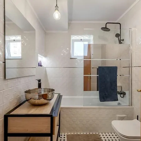 Spacious 3-bedroom In Apartment *