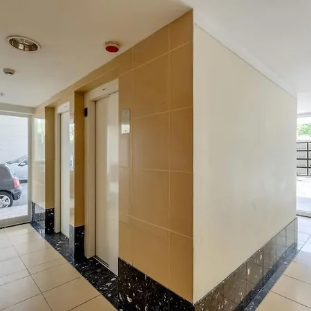 Spacious 3-bedroom In Apartment *