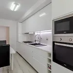 Spacious 3-bedroom Near Airport شقة