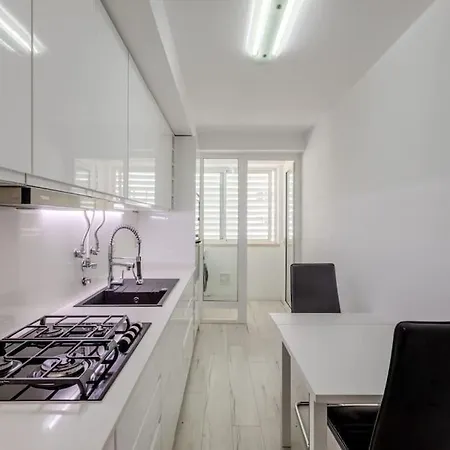 Spacious 3-bedroom Near Airport アパート *