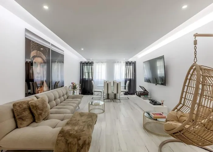 Spacious 3-bedroom Near Airport リスボン