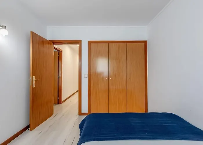 Spacious 3-bedroom Near Airport * Лиссабон