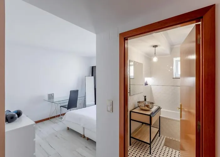 Spacious 3-bedroom Near Airport アパート