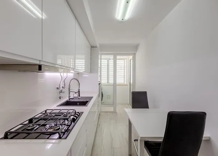 Spacious 3-bedroom Near Airport Апартаменты *