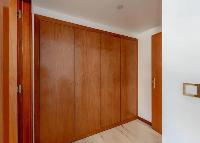 Spacious 3-bedroom Near Airport * Лиссабон