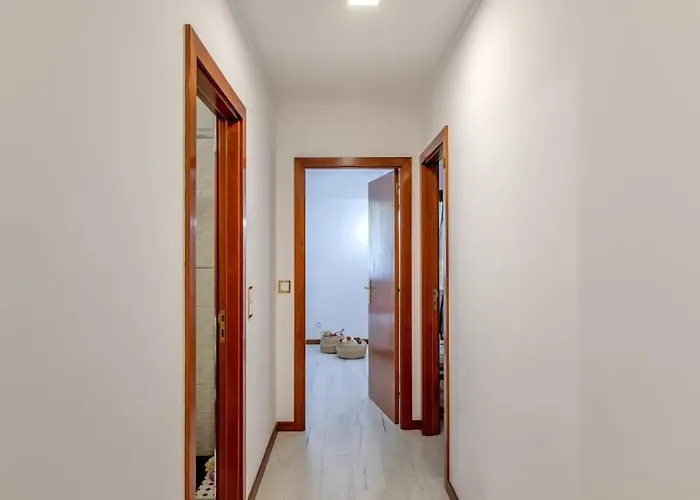 Апартаменты Spacious 3-bedroom Near Airport Лиссабон