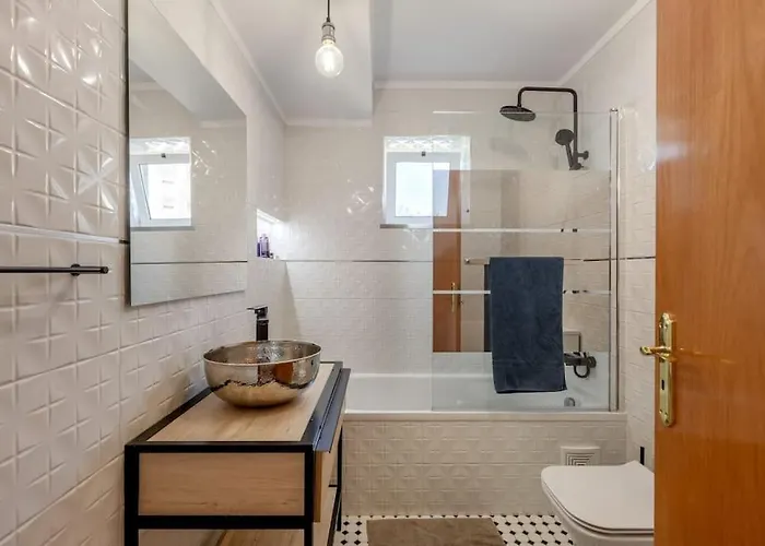 Spacious 3-bedroom Near Airport アパート *