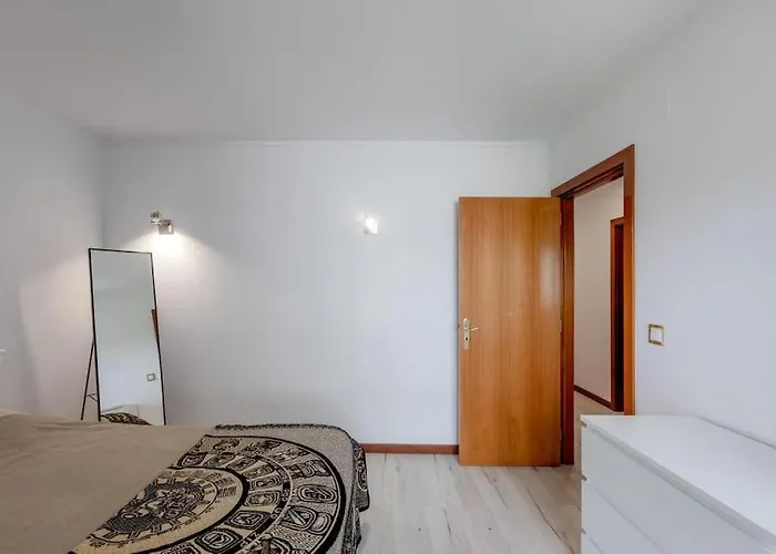 Апартаменты Spacious 3-bedroom Near Airport *