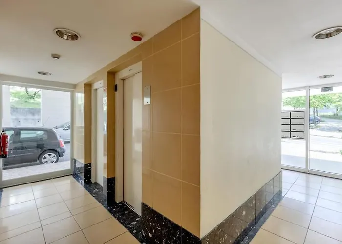 Spacious 3-bedroom Near Airport アパート *