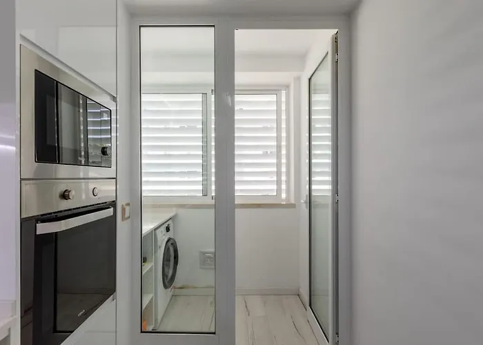 Spacious 3-bedroom Near Airport Апартаменты Лиссабон